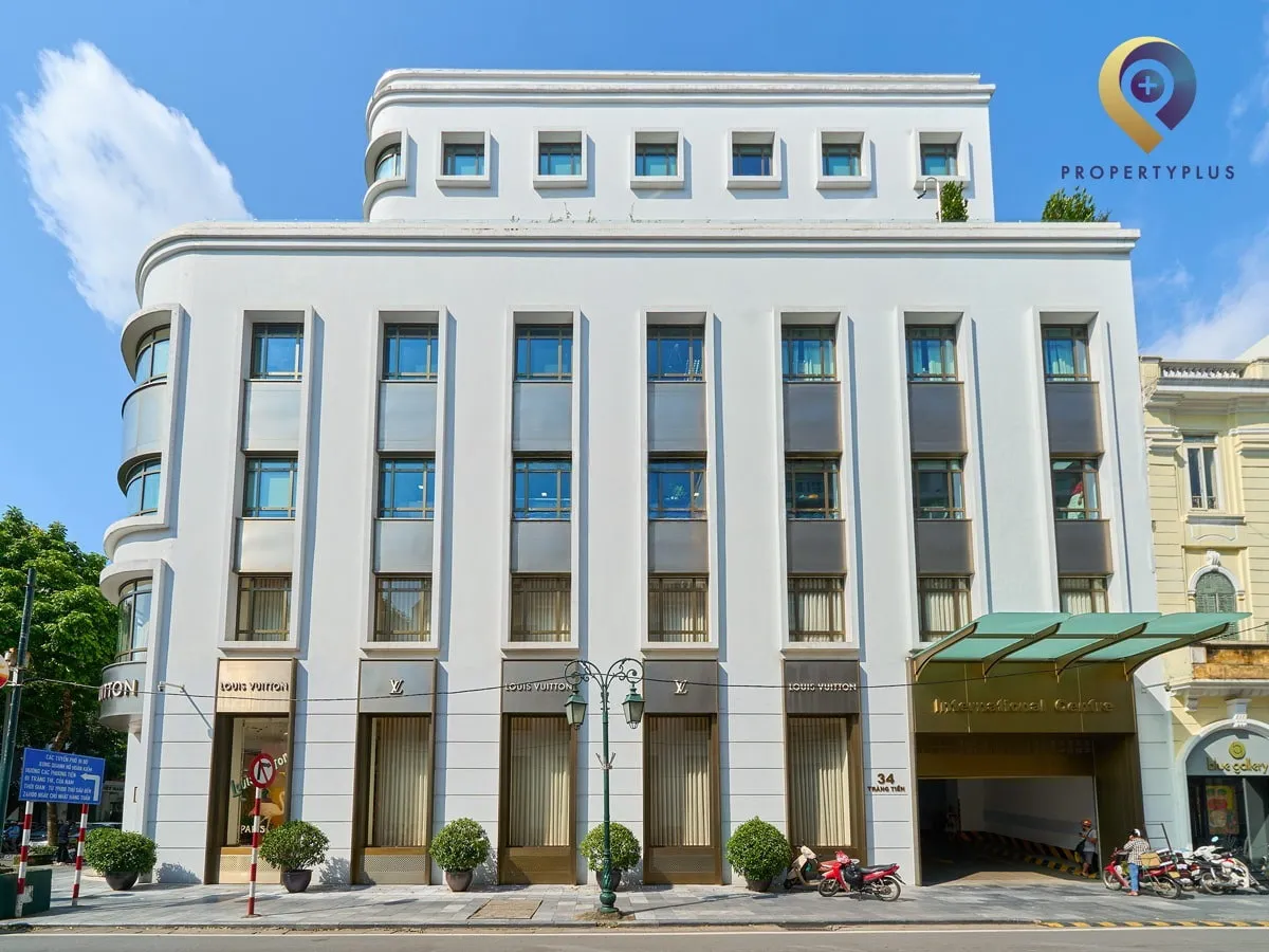 Toàn cảnh tòa nhà International Centre nhìn từ phố với logo Property Plus.